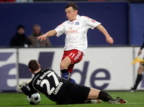 外围一脚远射力度十足！ 门神成功扑救